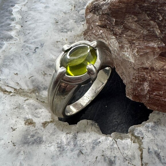 Carolyn Pollack Sterling Oval Horizontal Peridot Decorated Shank Ring For Women - Picture 3 of 10